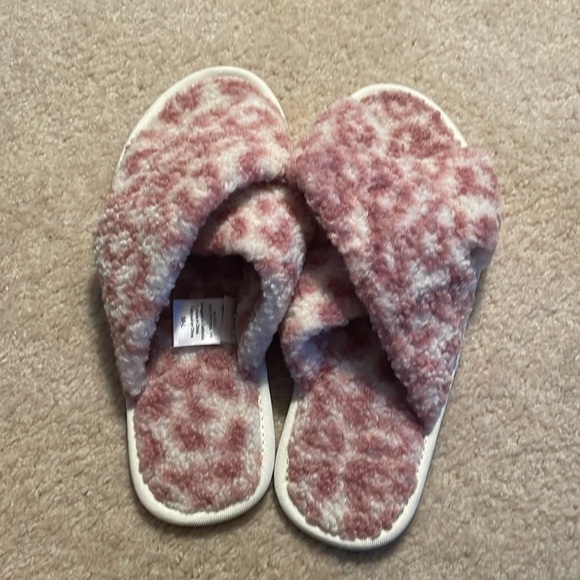 l*Space Kosy Kat Power Pink White Cheetah Print Crossover Slippers - Picture 6 of 7